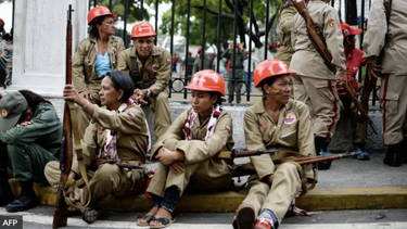 En abril los milicianos marcharon hacia el palacio de Miraflores, donde los arengó el presidente Nicolás Maduro. En abril los milicianos marcharon hacia el palacio de Miraflores, donde los arengó el presidente Nicolás Maduro.