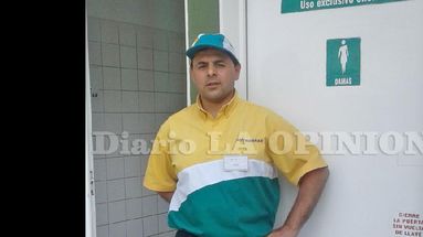 Javier Rodríguez, el playero que asistió a la embarazada. (LA OPINION)