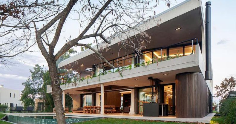 La propiedad cuenta con un diseño curvilíneo único, con materiales como hormigón armado, madera natural y mármol, los cuales aportan una estética tanto moderna como cálida.