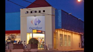 Mastorchio desmintió las versiones de saqueos en el supermercado Carrefour de avenida Rocha. (LA OPINION)