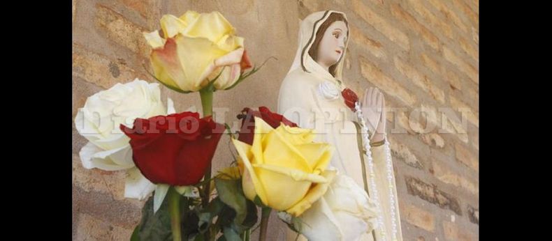 La rosa blanca simboliza el espíritu de oración; la roja el espíritu de reparación y sacrificio y la dorada el espíritu de penitencia. (CRONICA)