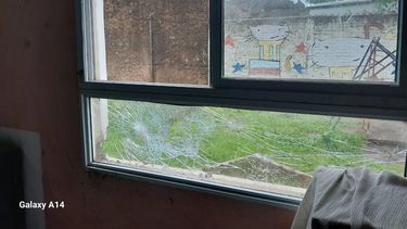 El robo no fue el único delito cometido; sino que también provocaron vandalismos en las instalaciones educativas del barrio Kennedy. El robo no fue el único delito cometido; sino que también provocaron vandalismos en las instalaciones educativas del barrio Kennedy.