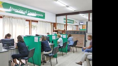 Muchas de las consultas por el pago de las tasas se reciben diariamente en las oficinas de Rentas. (LA OPINION)