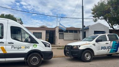 Una ambulancia de Same custodiada por personal policial intervino en la asistencia de los docentes lesionados.