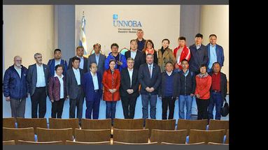 Los empresarios chinos junto a los anfitriones pergaminenses, en la Unnoba.  (MUNICIPIO DE PERGAMINO)