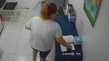 La mujer aprovechó que la médica dejó por unos instantes el consultorio para sustraer la billetera y luego utilizó las tarjetas bancarias para hacer compras. La mujer aprovechó que la médica dejó por unos instantes el consultorio para sustraer la billetera y luego utilizó las tarjetas bancarias para hacer compras.