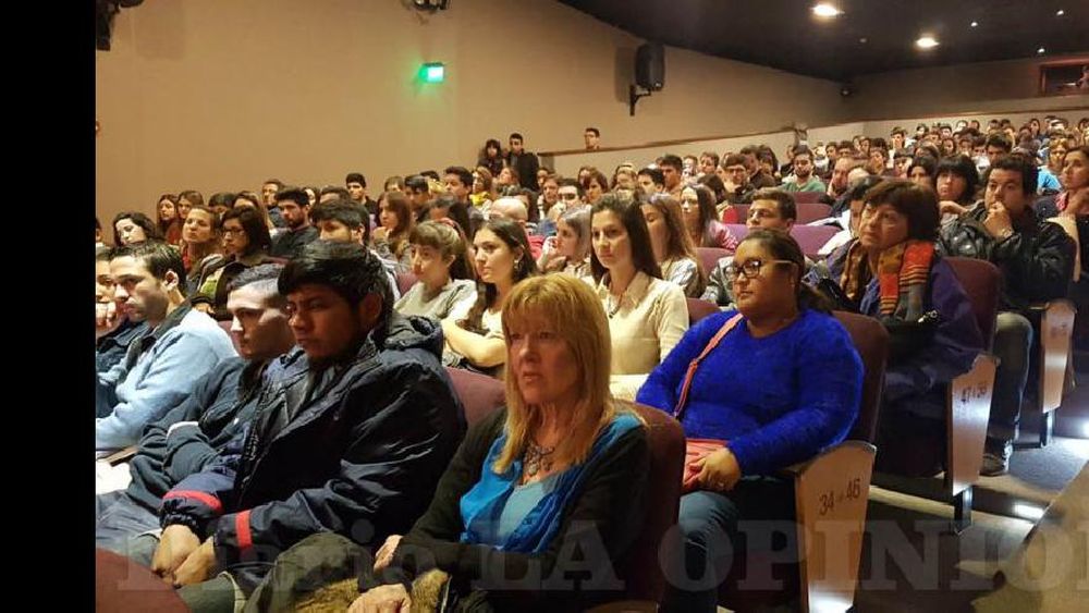 Muy buena respuesta de los jóvenes a esta Feria de Empleo que ayer se desarrolló en el Teatro Unión Ferroviaria. (LA OPINION)