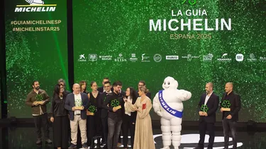 El icónico sello con forma de trébol, creado por la Guía Michelin en 2020 para premiar la sostenibilidad y la economía circular en la alta cocina, desaparece de los restaurantes. El icónico sello con forma de trébol, creado por la Guía Michelin en 2020 para premiar la sostenibilidad y la economía circular en la alta cocina, desaparece de los restaurantes.