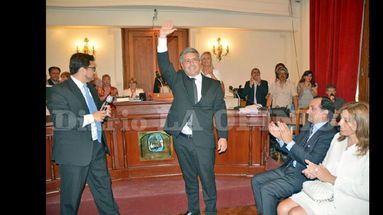Agradecimientos, líneas de trabajo y llamado a quienes quieran aportar ideas constructivas, los tres ejes del primer discurso del nuevo intendente. (LA OPINION)