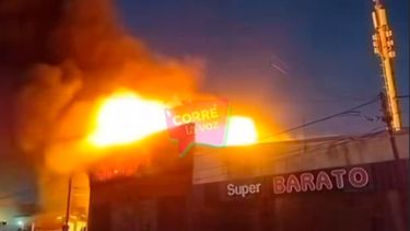 Incendio en Zárate destruyó un supermercado y una vivienda: dos muertos Incendio en Zárate destruyó un supermercado y una vivienda: dos muertos