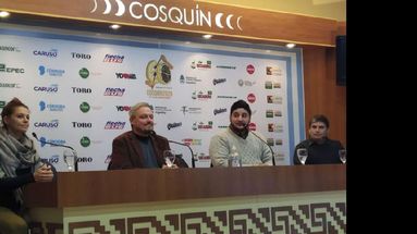 En conferencia de prensa. El intendente de Cosquín, Gabriel Musso; Luis Barrera, secretario de Programación; Emiliano Lucero, secretario ejecutivo; y Marina Soler, directora de Turismo. (TELAM)