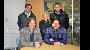 Christian Castillo y Guillermo Córdoba junto a los militantes del Frente de Izquierda y de los Trabajadores. (LA OPINION)