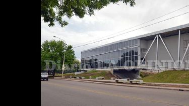 La imponencia del edificio ha significado un cambio definitivo para la zona, que ya ha olvidado los antiguos paredones del Corralón. (LA OPINION)