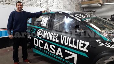 Mauro García junto al Ford Focus, dos veces ganador este año, en el taller de avenida Barrancas del Paraná. Mauro García junto al Ford Focus, dos veces ganador este año, en el taller de avenida Barrancas del Paraná.