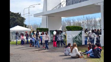 A pesar de la jornada un poco ventosa, las delegaciones escolares visitaron la muestra por la mañana.  (LA OPINION)
