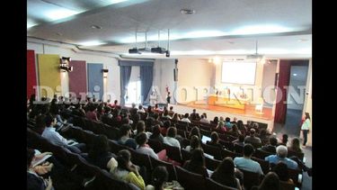 El panel central fue sobre  Calidad y pertinencia de la investigación científica. El rector de la Unnoba tuvo a su cargo la apertura. (LA OPINION)