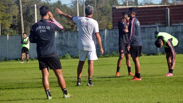 Adrián Aranda da indicaciones durante el último entrenamiento del “Rojinegro” para el partido de esta tarde.