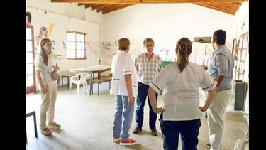 En la recorrida Javier Martínez tomó contacto directo con los equipos de salud. (LA OPINION)
