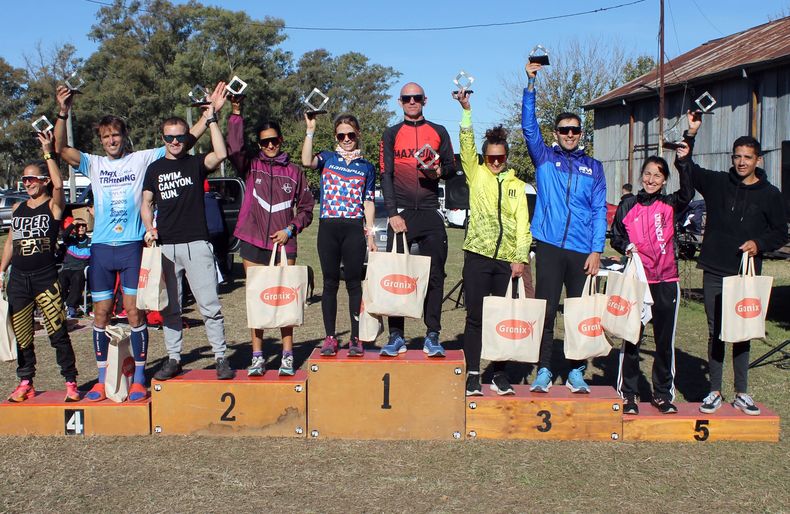 Juan Martín Digilio, a la derecha, durante la premiación de la general masculina y femenina. Juan Martín Digilio, a la derecha, durante la premiación de la general masculina y femenina.