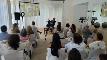 Nougués concluyó su exposición comentando que luego de la Segunda Guerra Mundial, el estilo perdió protagonismo “aunque su legado persiste en edificios, objetos y obras que aún pueden apreciarse en Argentina y en otras partes del mundo”. Nougués concluyó su exposición comentando que luego de la Segunda Guerra Mundial, el estilo perdió protagonismo “aunque su legado persiste en edificios, objetos y obras que aún pueden apreciarse en Argentina y en otras partes del mundo”.