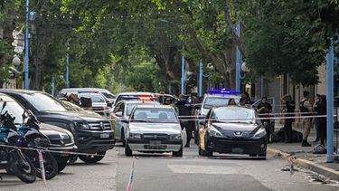 Según las fuentes oficiales, el incidente comenzó minutos antes en la intersección de avenida Gallesio y Rivadavia, cuando una discusión de tránsito entre un Peugeot 207 y un Fiat Uno que era conducido por un efectivo policial escaló rápidamente. Según las fuentes oficiales, el incidente comenzó minutos antes en la intersección de avenida Gallesio y Rivadavia, cuando una discusión de tránsito entre un Peugeot 207 y un Fiat Uno que era conducido por un efectivo policial escaló rápidamente.