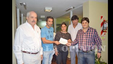 El momento de la entrega del subsidio a la Fundación. (LA OPINION)