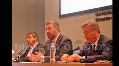 Roberto Salvarezza, Guillermo Tamarit y José María Rodríguez Silveira, durante la presentación del proyecto. (LA OPINION)