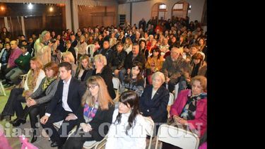 La Escuela de Pinzón se vistió de fiesta para festejar sus cien años. (LA OPINION)