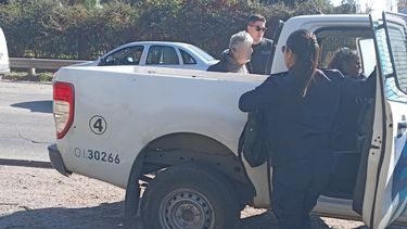 El momento en que el sospechoso del acoso sexual a una menor de 16 años fue ascendido aprehendido a un móvil policial del Comando de Patrulla.