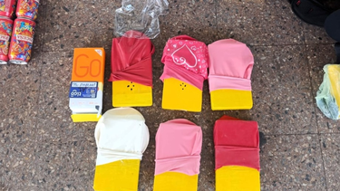 La droga fue hallada en la terminal de ómnibus de Rosario. Estaba envuelta en globos de piñata, dentro de la mochila de una mujer que había viajado allí desde Salta. La droga tenía como destino su comercialización en San Nicolás, Villa Constitución, Elortondo y Colón. La droga fue hallada en la terminal de ómnibus de Rosario. Estaba envuelta en globos de piñata, dentro de la mochila de una mujer que había viajado allí desde Salta. La droga tenía como destino su comercialización en San Nicolás, Villa Constitución, Elortondo y Colón.
