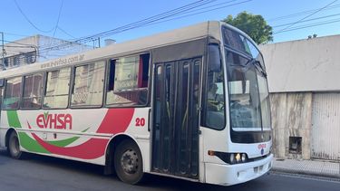 Desde las 00:00 horas de este miércoles, comenzó a regir el nuevo aumento cercano a los $100 que la empresa Vercelli Hnos S.A. —prestadora del servicio de transporte público— impuso en la tarifa plana de todos los recorridos que sus colectivos hacen en el Partido de San Nicolás. Desde las 00:00 horas de este miércoles, comenzó a regir el nuevo aumento cercano a los $100 que la empresa Vercelli Hnos S.A. —prestadora del servicio de transporte público— impuso en la tarifa plana de todos los recorridos que sus colectivos hacen en el Partido de San Nicolás.