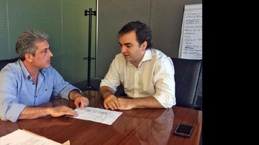 Javier Martínez con el titular de Hidráulica bonaerense, Rodrigo Silvosa. (PRENSA MUNICIPALIDAD)