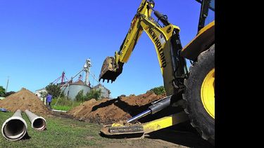Extender las redes de cloacas es uno de los objetivos principales que tiene la gestión municipal a cargo de Javier Martínez. (LA OPINION)
