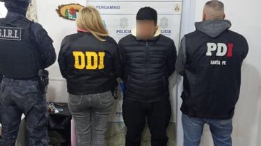 El asaltante simuló ser del sindicato de playeros para acceder a la oficina del encargado, donde lo redujo y lo despojó de la recaudación.