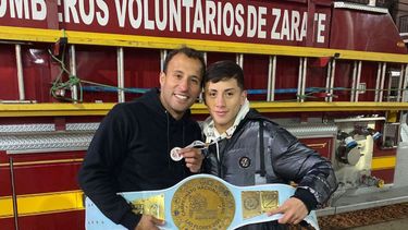Emotivo recibimiento en Zárate a Máximo Fernandez, subcampeón de la copa de americanizándooslas de Boxeo Emotivo recibimiento en Zárate a Máximo Fernandez, subcampeón de la copa de americanizándooslas de Boxeo