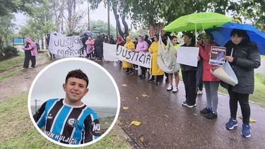 Los manifestantes concurrieron a acompañar a la familia a pesar de la lluvia. Los manifestantes concurrieron a acompañar a la familia a pesar de la lluvia.