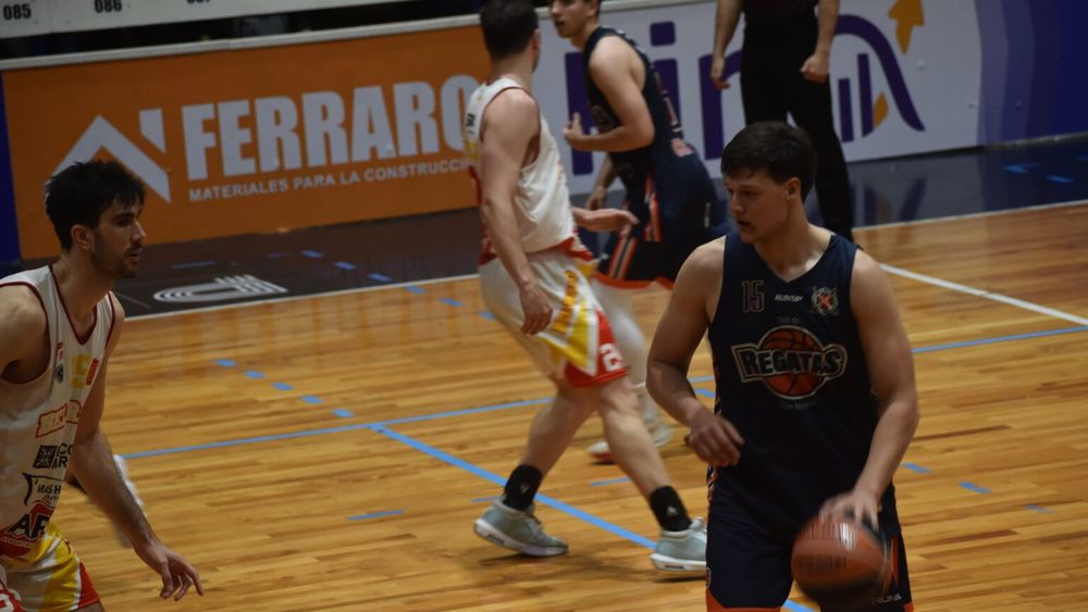 Esta noche se disputarán a partir de las 21.30 los primeros partidos de las dos series de semifinales correspondientes a la Copa de Oro cuando jueguen Sacachispas-Somisa y Belgrano-Regatas. Esta noche se disputarán a partir de las 21.30 los primeros partidos de las dos series de semifinales correspondientes a la Copa de Oro cuando jueguen Sacachispas-Somisa y Belgrano-Regatas.