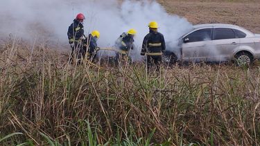 El automóvil Fiat Siena quedó seriamente dañado tras el despiste descontrolado y sufrió un principio de incendio que generó severas averías en el motor, capó y tren delantero. El automóvil Fiat Siena quedó seriamente dañado tras el despiste descontrolado y sufrió un principio de incendio que generó severas averías en el motor, capó y tren delantero.
