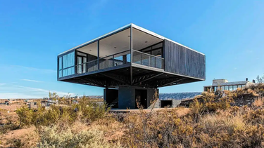 La vivienda está a 150 metros del embalse y un pequeño gran detalle la hace distinta a todas: apoyada en cuatro columnas centrales, está elevada tres metros en un lote con desnivel. La vivienda está a 150 metros del embalse y un pequeño gran detalle la hace distinta a todas: apoyada en cuatro columnas centrales, está elevada tres metros en un lote con desnivel.