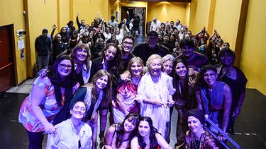 Desde este lunes 1º al miércoles 10 a las 20:30, subirán al escenario de Espacio GAE los grupos: Niños, Preadolescentes, Adolescentes (dos grupos) y Adultos (dos grupos). Desde este lunes 1º al miércoles 10 a las 20:30, subirán al escenario de Espacio GAE los grupos: Niños, Preadolescentes, Adolescentes (dos grupos) y Adultos (dos grupos).