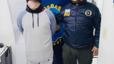 El sujeto de 24 era investigado por pornografía infantil y le secuestraron dispositivos electrónicos que pueden contener evidencia con respecto a la pesquisa. El sujeto de 24 era investigado por pornografía infantil y le secuestraron dispositivos electrónicos que pueden contener evidencia con respecto a la pesquisa.