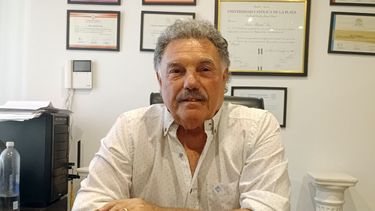 Hugo Saez, en la intimidad del estudio que comparte con su hijo, recibió a LA OPINION. Hugo Saez, en la intimidad del estudio que comparte con su hijo, recibió a LA OPINION.