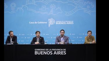 El gobernador junto a ministros y el titular del Bapro, durante los anuncios. El gobernador junto a ministros y el titular del Bapro, durante los anuncios.