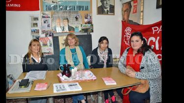 La legisladora mantuvo un diálogo con representantes del Partido Socialista en nuestro medio. (LA OPINION)
