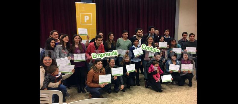 Los jóvenes que participaron del Plan, posan con sus certificados junto a las autoridades provinciales y locales.  (DIRECCION DE JUVENTUD)