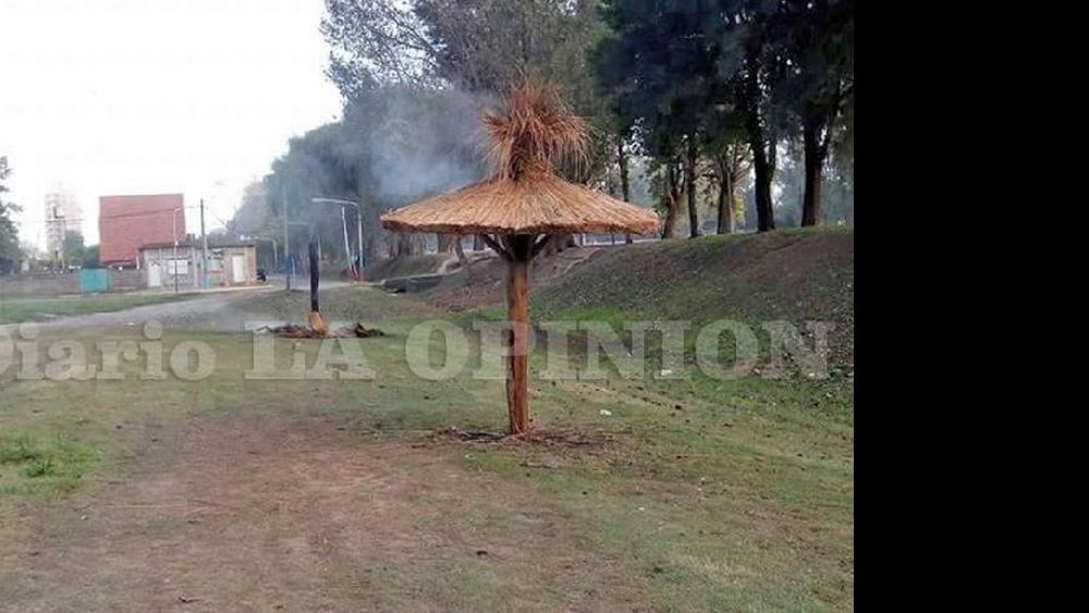 Las nuevas sombrillas colocadas en el lateral norte del Parque no duraron ni siquiera una semana. (LA OPINION)