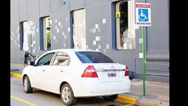 Los inspectores están trabajando sobre la ocupación de los lugares especiales; a su vez hay permiso para dejar estacionados los vehículos en el lado izquierdo. (LA OPINION)