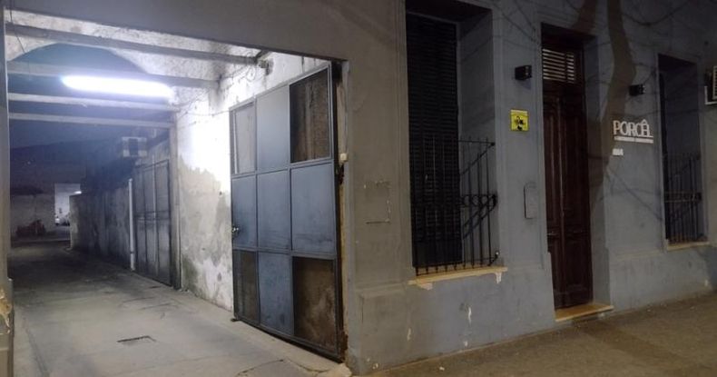 Los ladrones saltaron los techos y las medianeras para llegar a la cochera lindera a la inmobiliaria Porcel de 25 de Mayo entre Dorrego y Florida.