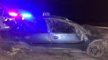 El conductor de un Chevrolet perdió el control del vehículo y salió despistado. El conductor de un Chevrolet perdió el control del vehículo y salió despistado.