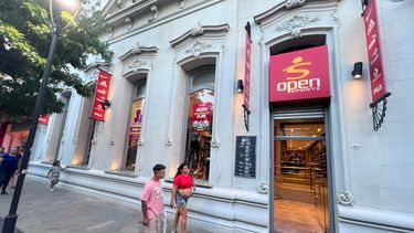 El ladrón escapó con la indumentaria sustraída por más que se activaron los sensores, pero abordó una moto para escapar antes que lograran interceptarlo los empleados del local. El ladrón escapó con la indumentaria sustraída por más que se activaron los sensores, pero abordó una moto para escapar antes que lograran interceptarlo los empleados del local.